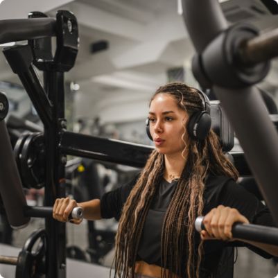 Mulher utilizando equipamento de academia.